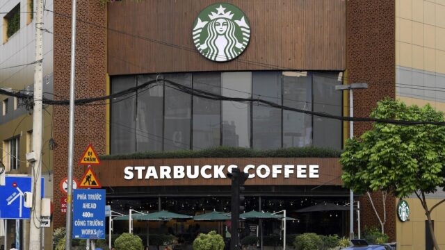 Starbucks 100th store Vietnam